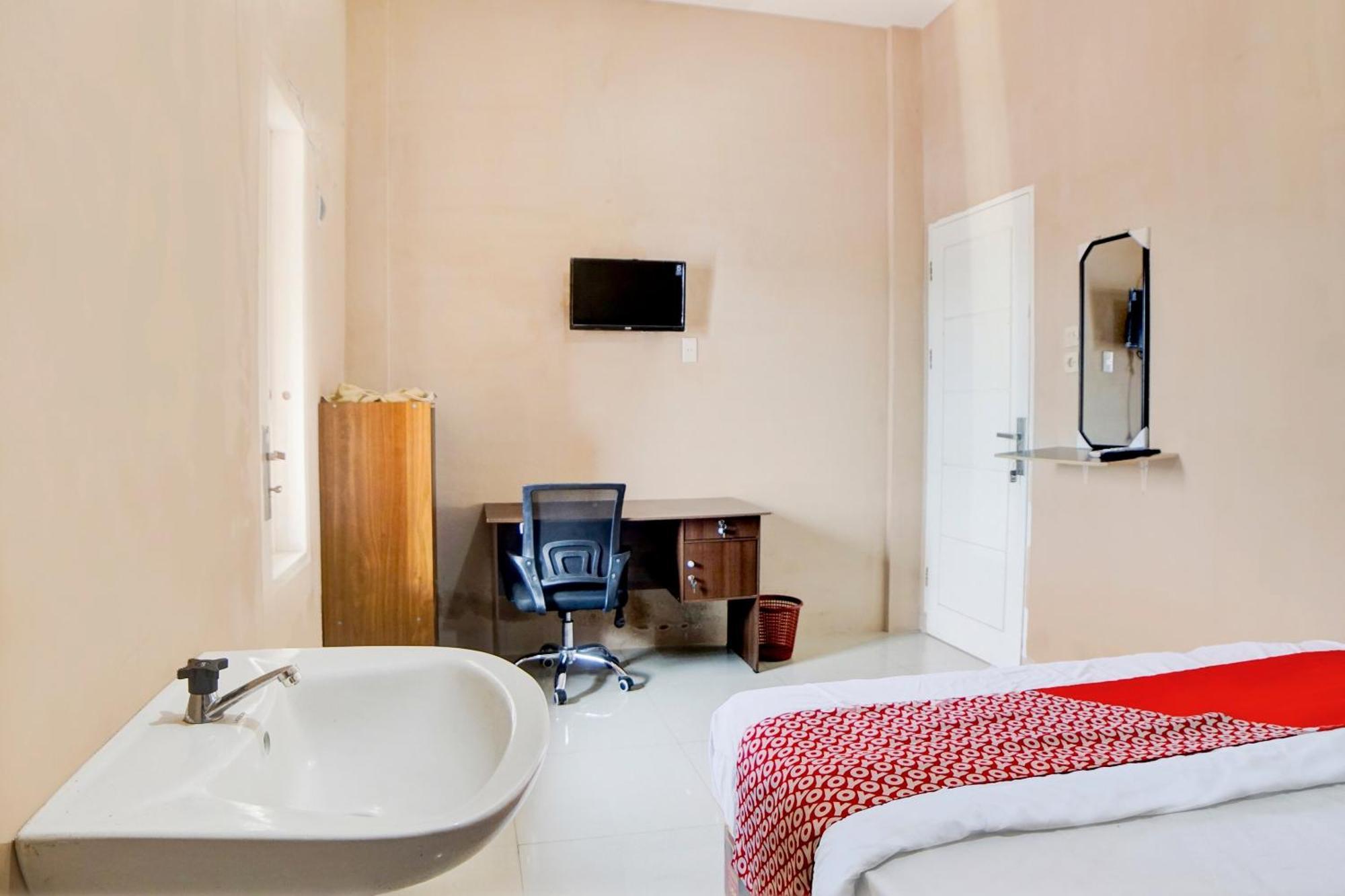 Oyo 92826 Syariah Faster Hotel 2*